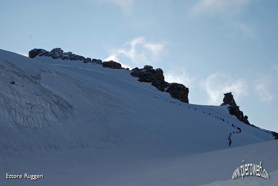 32 - in colonna verso il Gran Paradiso.JPG